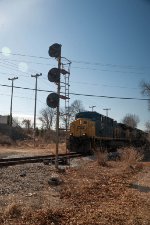 CSX 477 approaching the nonfunctioning signal.